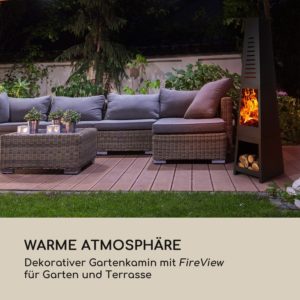 Gartenkamin auf Terrasse neben Couch