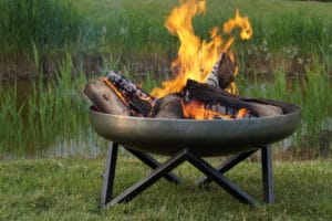 Feuerschale brennt im Garten